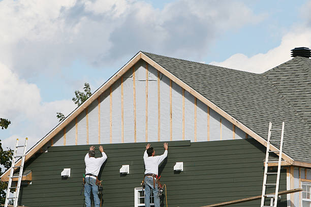 Professional Vinyl Siding technician working in Milldale, CT